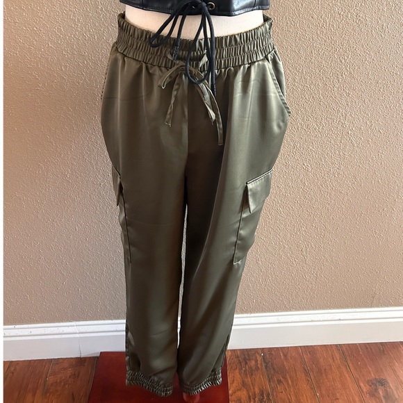🆕Satin polyester joggers in olive - Picture 3 of 6